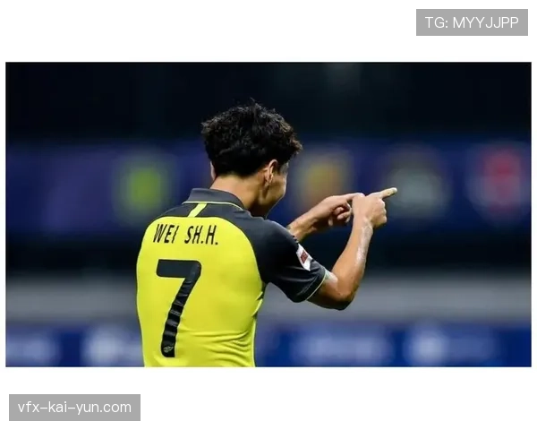 队医报告：里尔前锋戴维腿筋轻微拉伤，预计休战三周